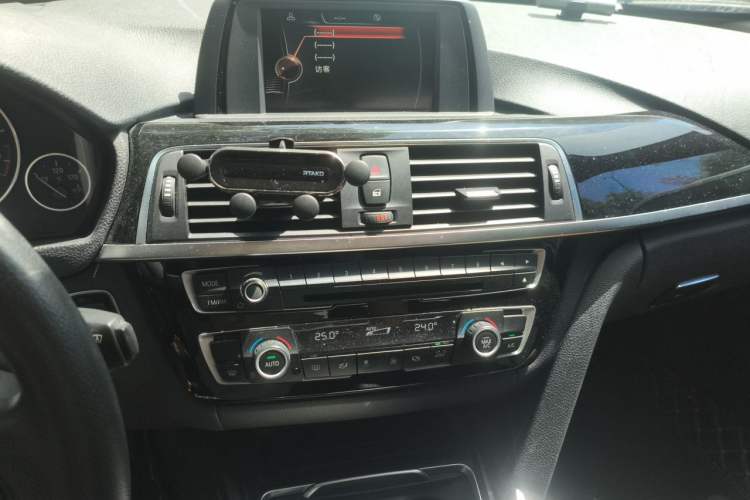 Used BMW 3 Series 2016 316i Fashion Model Audio And AC Panel