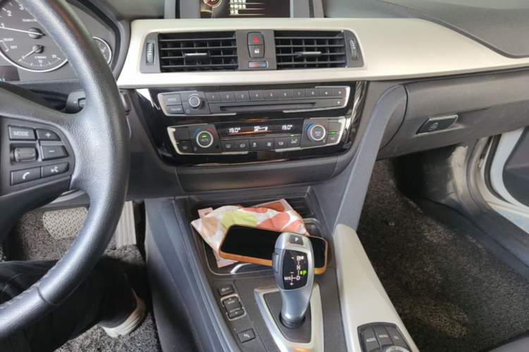 Used BMW 3 Series 2016 316i Fashion Model Audio And AC Panel