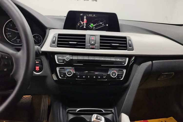 Used BMW 3 Series 2016 320Li Fashion Model Audio And AC Panel