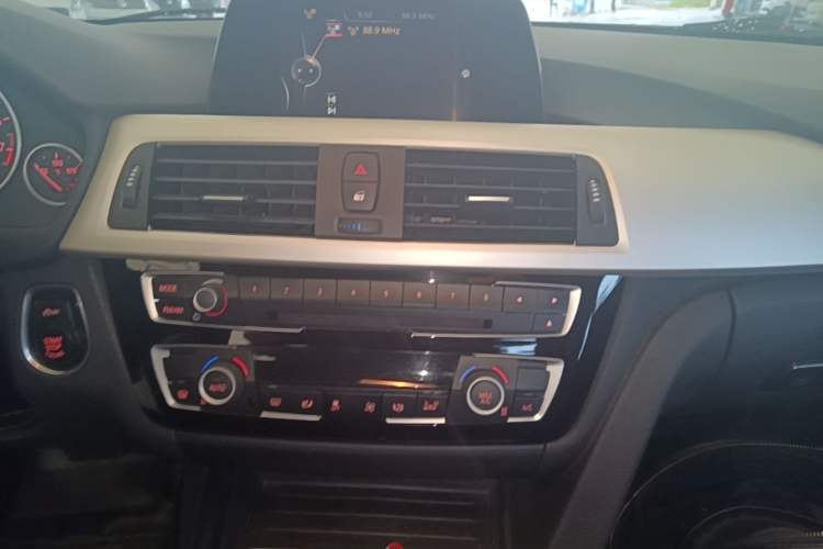 Used BMW 3 Series 2016 320i Fashion Model Audio And AC Panel
