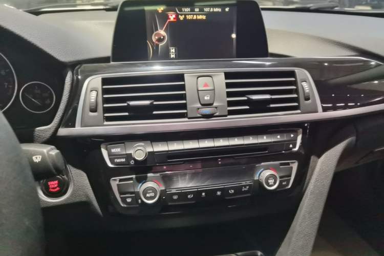 Used BMW 3 Series 2016 320i Fashion Model Audio And AC Panel