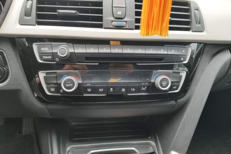 Used BMW 3 Series 2016 316i Fashion Model Audio And AC Panel