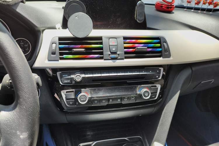 Used BMW 3 Series 2016 320i Fashion Model Audio And AC Panel