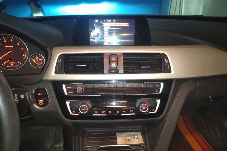 Used BMW 3 Series 2016 320i Fashion Model Audio And AC Panel
