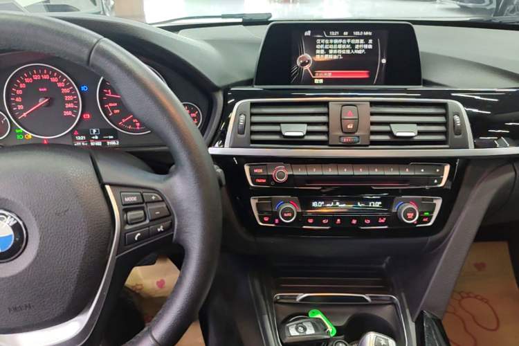 Used BMW 3 Series 2016 320i Fashion Model Audio And AC Panel