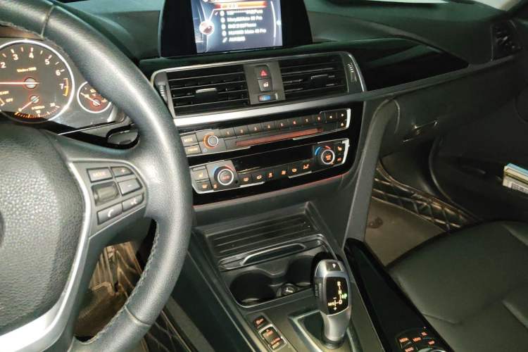 Used BMW 3 Series 2016 320Li Fashion Model Audio And AC Panel
