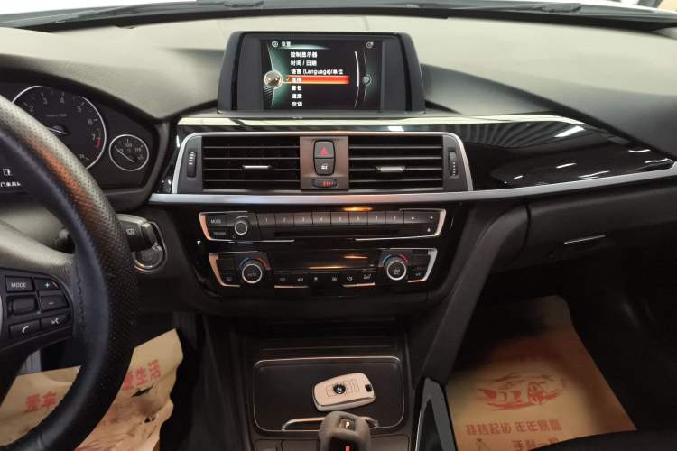 Used BMW 3 Series 2016 316i Fashion Model Audio And AC Panel