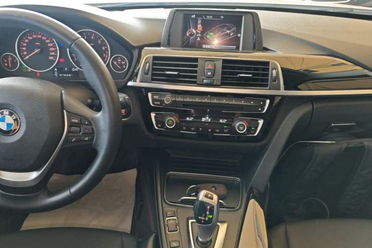 Used BMW 3 Series 2016 316Li Fashion Model Audio And AC Panel