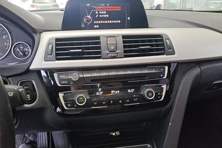 Used BMW 3 Series 2016 320i Fashion Model Audio And AC Panel