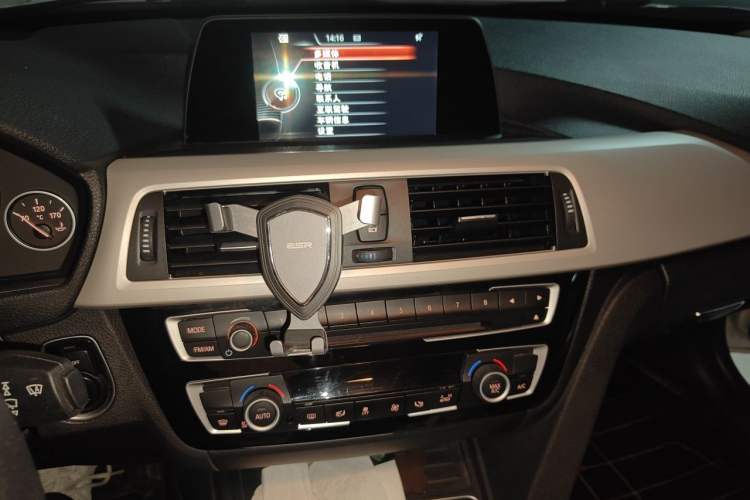 Used BMW 3 Series 2016 320i Fashion Model Audio And AC Panel