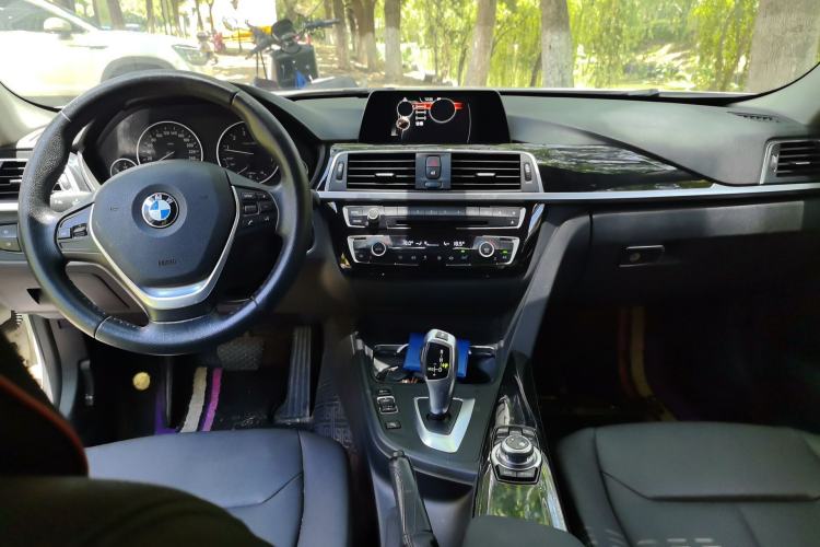 Used BMW 3 Series 2016 320i Fashion Model Center Console