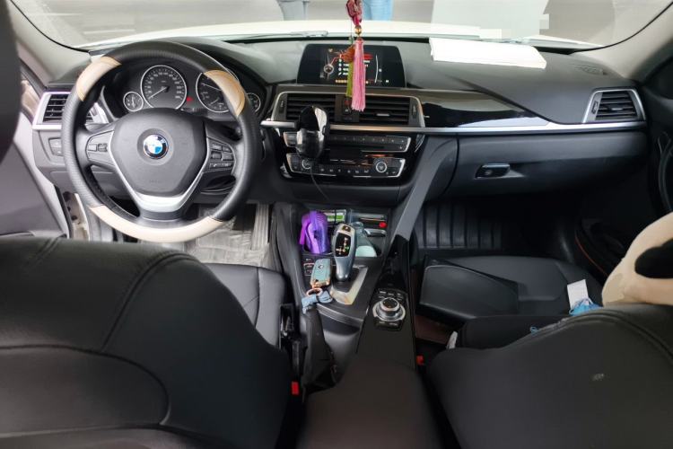 Used BMW 3 Series 2016 320i Fashion Model Center Console