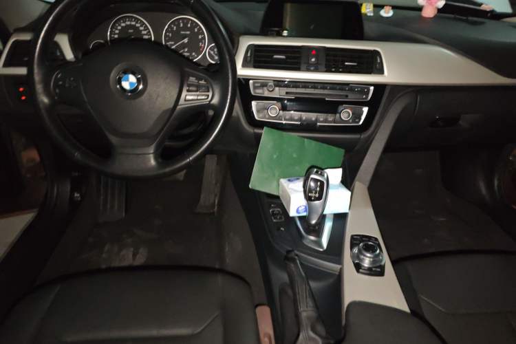 Used BMW 3 Series 2016 320i Fashion Model Center Console