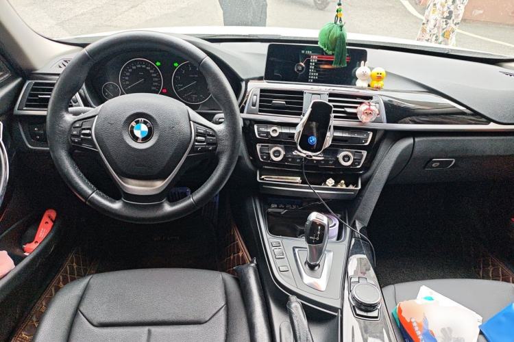 Used BMW 3 Series 2016 320i Fashion Model Center Console