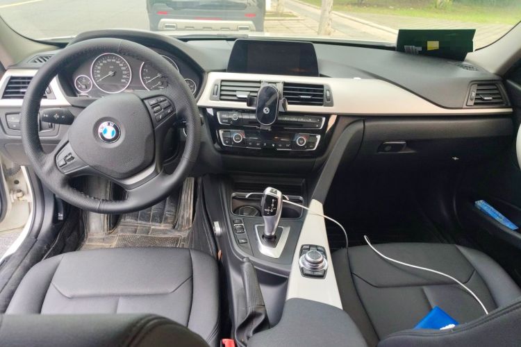 Used BMW 3 Series 2016 320i Fashion Model Center Console