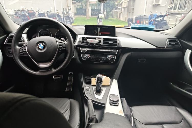 Used BMW 3 Series 2016 328Li Fashion Model Center Console
