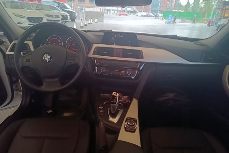 Used BMW 3 Series 2016 320i Fashion Model Center Console