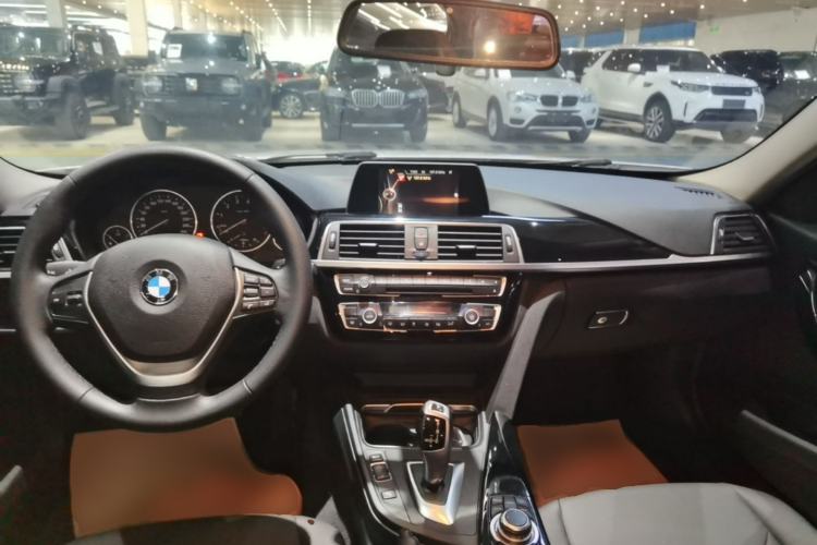 Used BMW 3 Series 2016 320i Fashion Model Center Console
