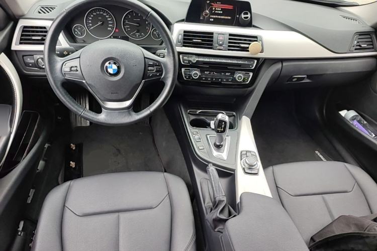 Used BMW 3 Series 2016 320i Fashion Model Center Console