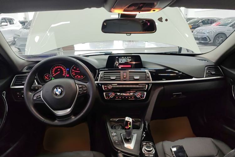 Used BMW 3 Series 2016 320i Fashion Model Center Console