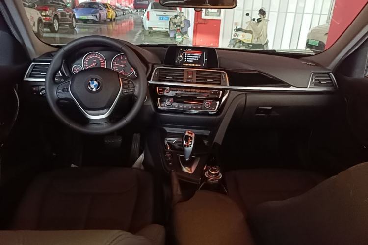 Used BMW 3 Series 2016 320i Fashion Model Center Console