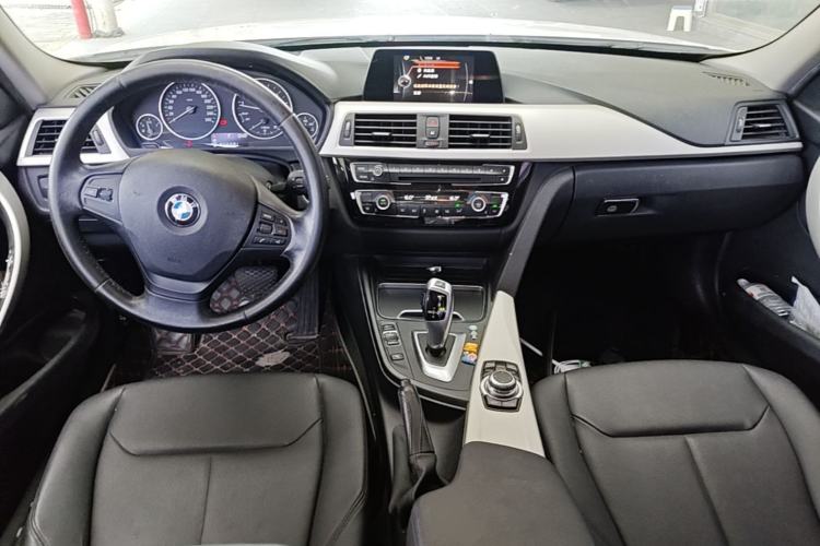 Used BMW 3 Series 2016 320i Fashion Model Center Console