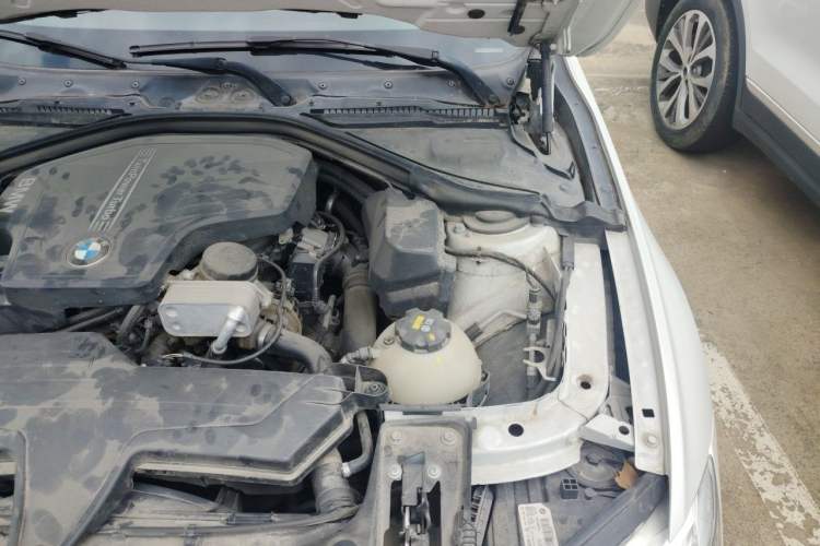 Used BMW 3 Series 2016 320i Fashion Model Engine Bay Left