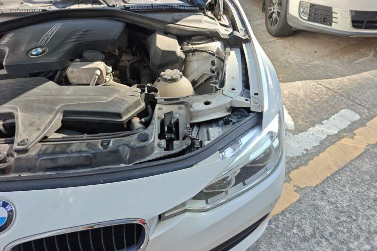 Used BMW 3 Series 2016 320i Fashion Model Engine Bay Left