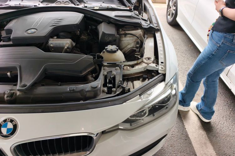 Used BMW 3 Series 2016 320i Fashion Model Engine Bay Left