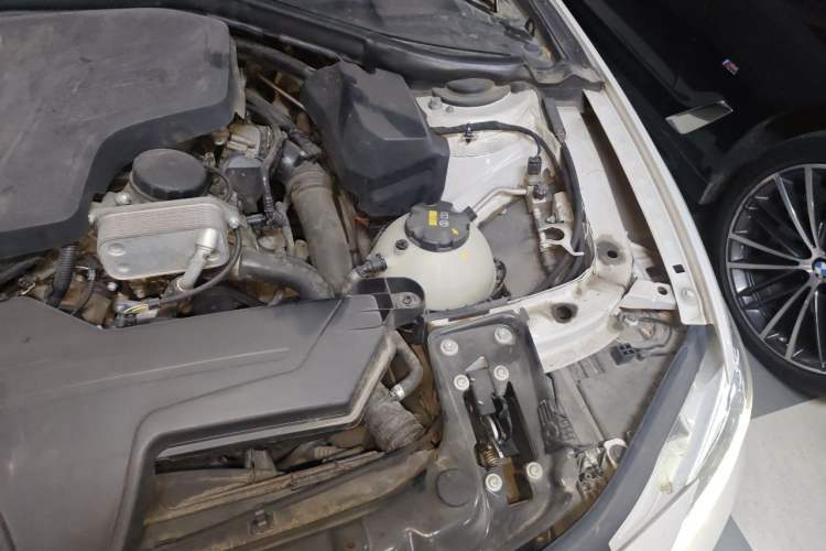 Used BMW 3 Series 2016 320i Fashion Model Engine Bay Left