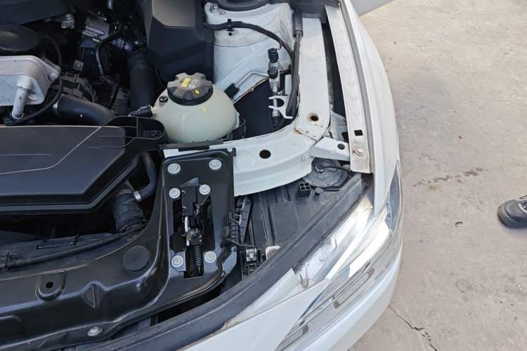 Used BMW 3 Series 2016 320i Fashion Model Engine Bay Left