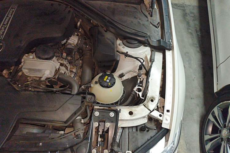 Used BMW 3 Series 2016 320i Fashion Model Engine Bay Left