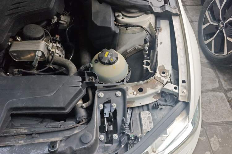 Used BMW 3 Series 2016 320i Fashion Model Engine Bay Left