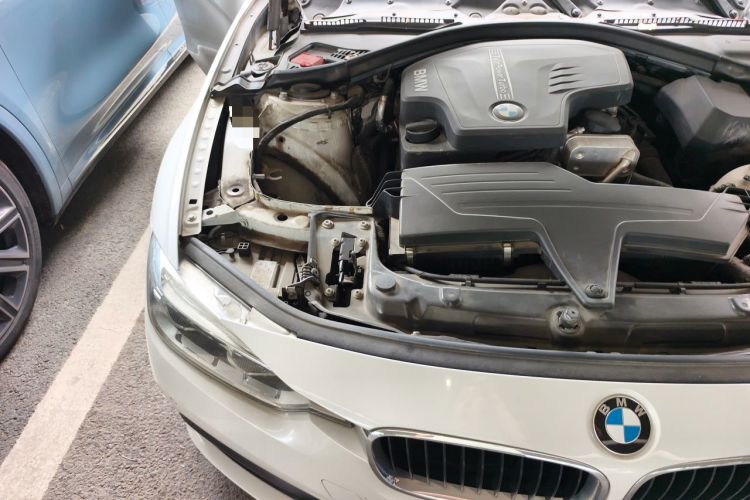 Used BMW 3 Series 2016 320i Fashion Model Engine Bay Right