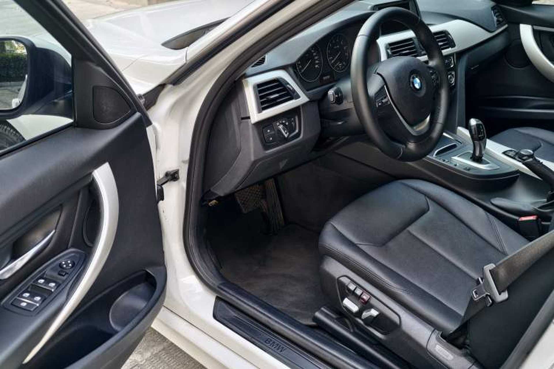 Used BMW 3 Series 2016 320i Sport Touring Edition Interior 2