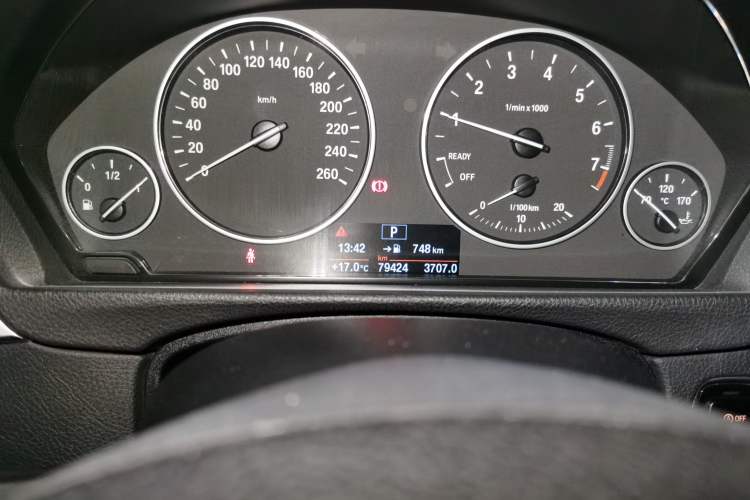Used BMW 3 Series 2016 320Li Fashion Model Odometer Close Up