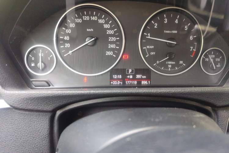 Used BMW 3 Series 2016 320Li Fashion Model Odometer Close Up