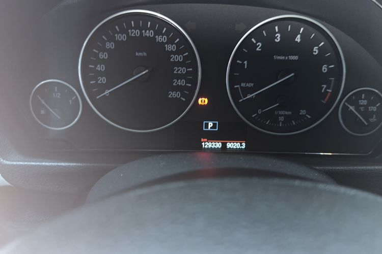 Used BMW 3 Series 2016 320Li Fashion Model Odometer Close Up