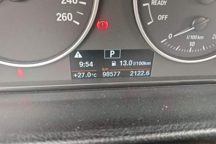 Used BMW 3 Series 2016 320Li Fashion Model Odometer Close Up