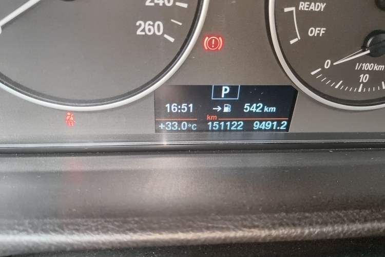 Used BMW 3 Series 2016 320Li Fashion Model Odometer Close Up