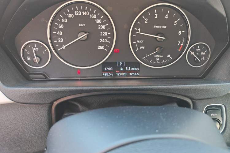 Used BMW 3 Series 2016 320Li Fashion Model Odometer Close Up
