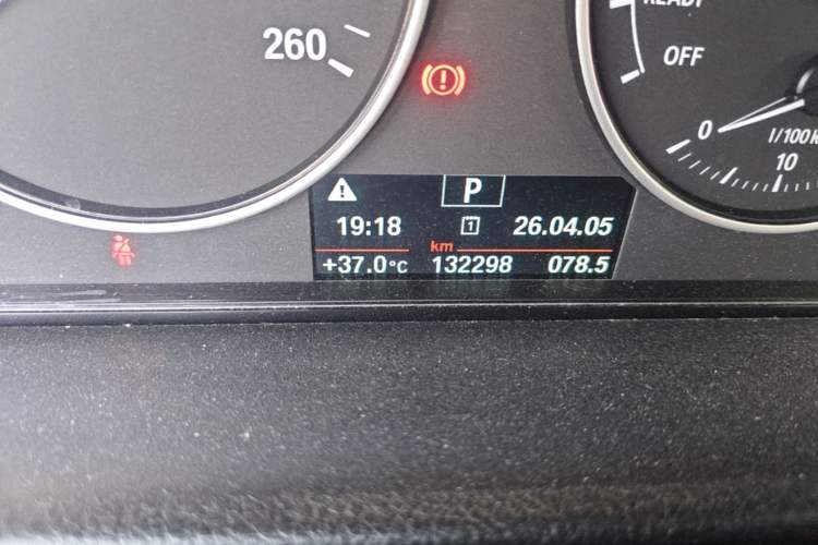 Used BMW 3 Series 2016 320Li Fashion Model Odometer Close Up