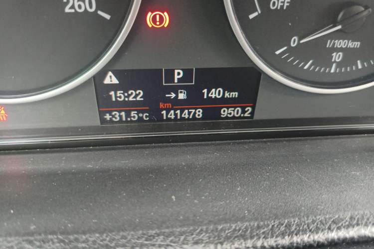 Used BMW 3 Series 2016 320Li Fashion Model Odometer Close Up