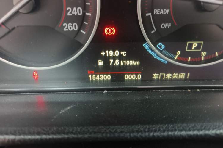 Used BMW 3 Series 2016 320Li Fashion Model Odometer Close Up