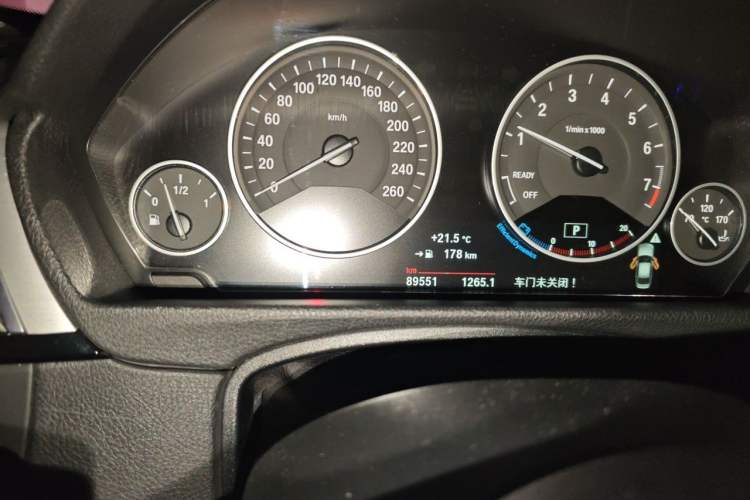 Used BMW 3 Series 2016 328Li Fashion Model Odometer Close Up