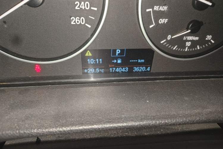 Used BMW 3 Series 2016 320Li Fashion Model Odometer Close Up