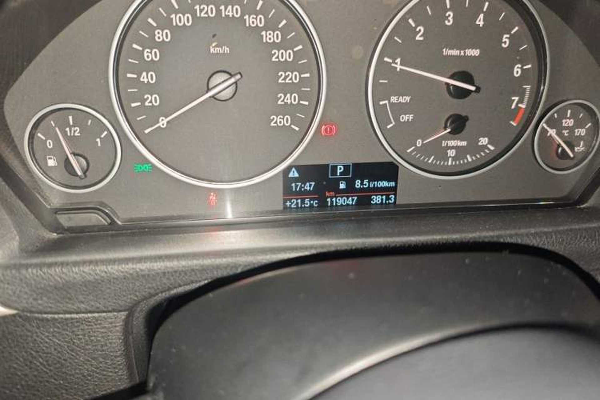 Used BMW 3 Series 2016 320Li Fashion Model Odometer Close Up
