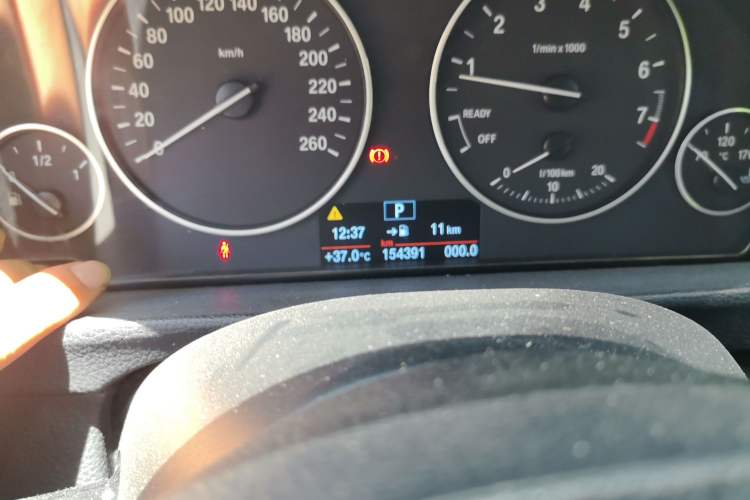 Used BMW 3 Series 2016 320i Fashion Model Odometer Close Up