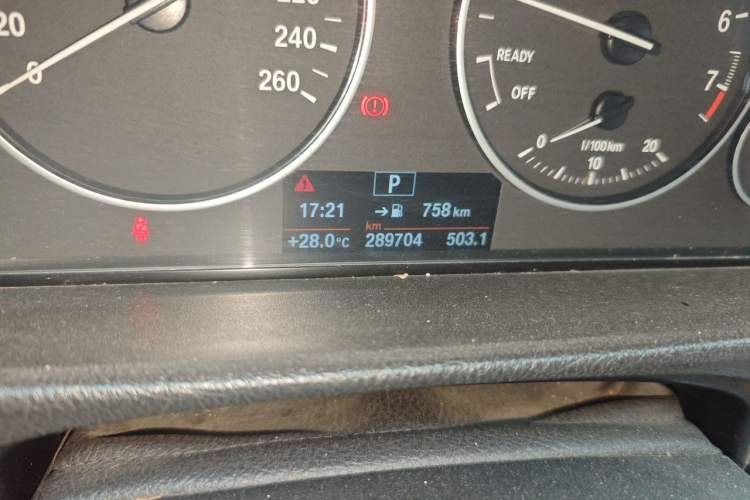 Used BMW 3 Series 2016 316Li Fashion Model Odometer Close Up