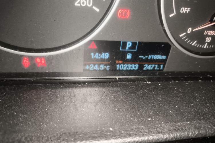Used BMW 3 Series 2016 320i Fashion Model Odometer Close Up